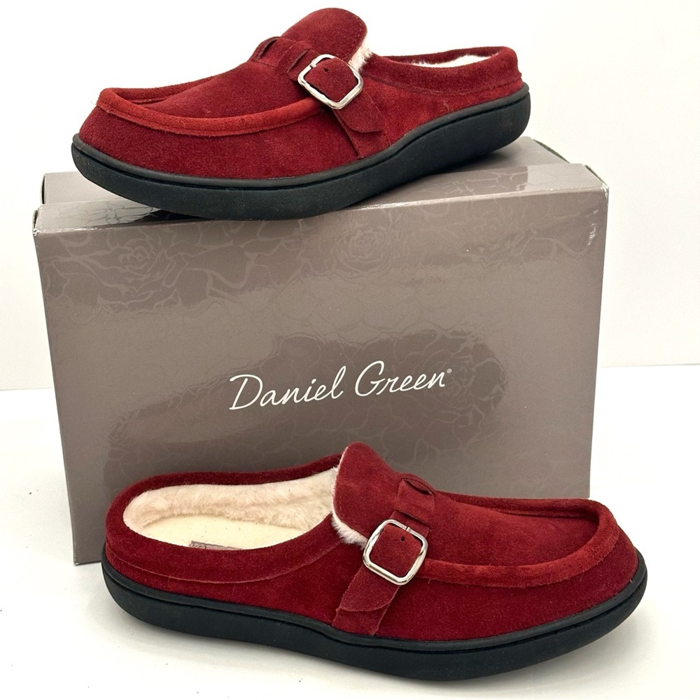 Daniel Green
Women's Ruby Suede
Casual Fuzzy indoor/outdoor mule Sz 8N